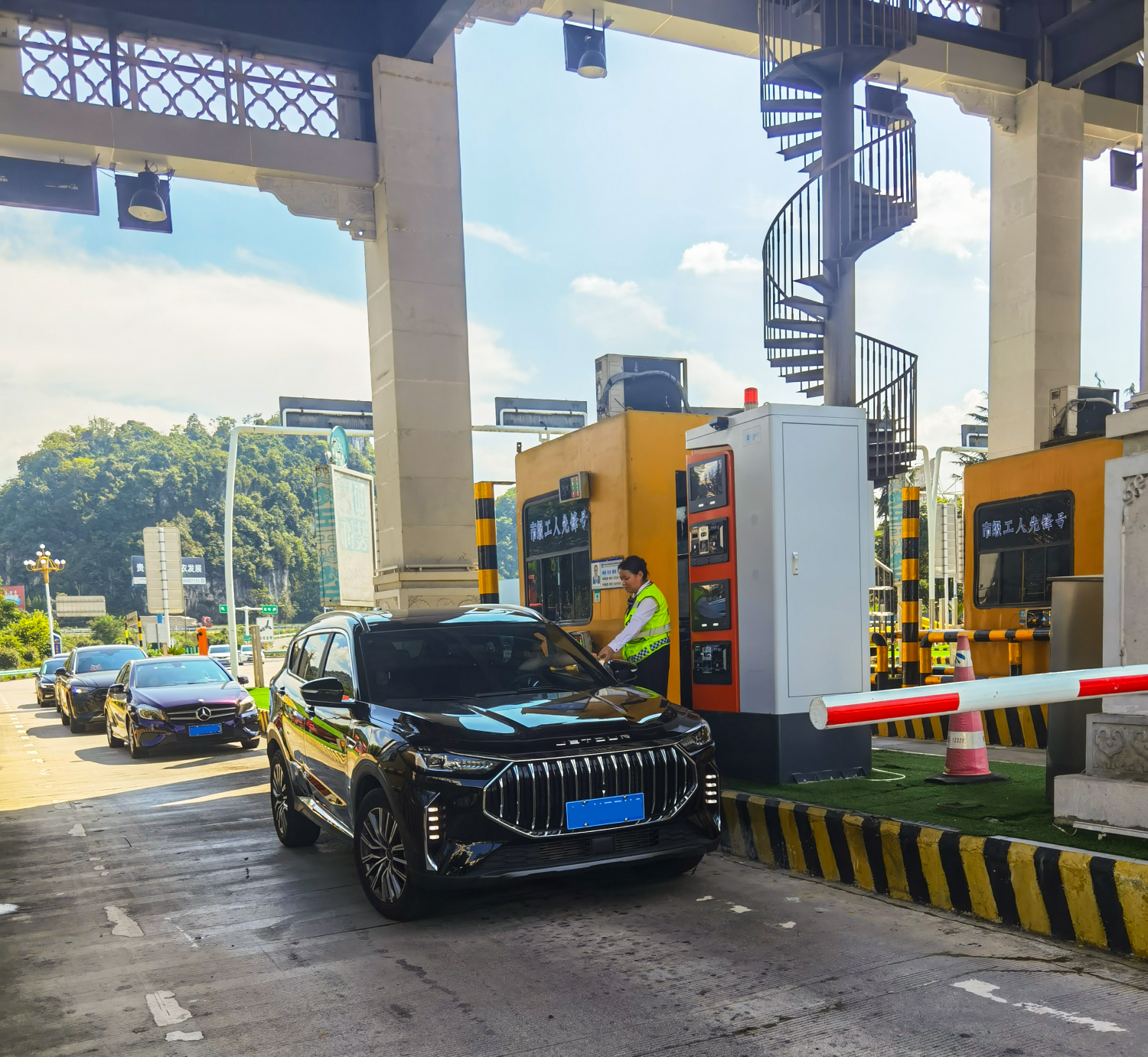 無(wú)人值守車(chē)道在安順南、崗烏收費(fèi)站正式投入使用